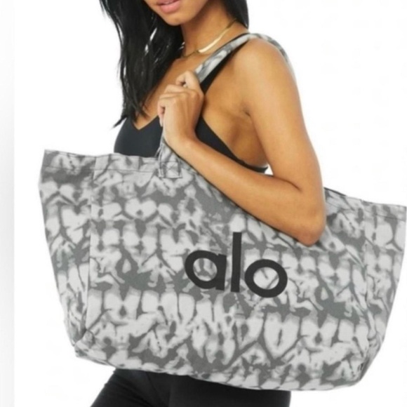Alo Yoga ICONIC SHOPPER TOTE bag Brand New w tags! carry all purse sealed NEW - Picture 2 of 8